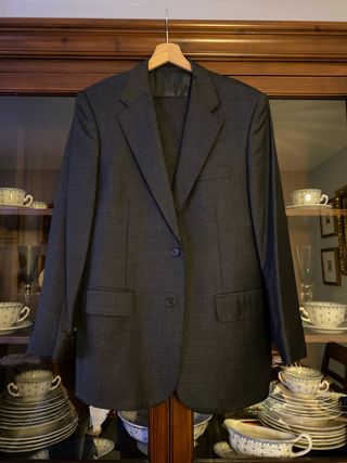 Traje de chaqueta y pantalón gris marengo.