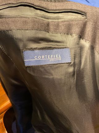 Traje de chaqueta y pantalón gris marengo.