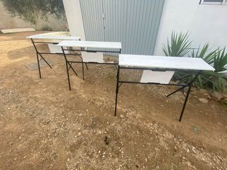 Mesas altas metálicas y de madera