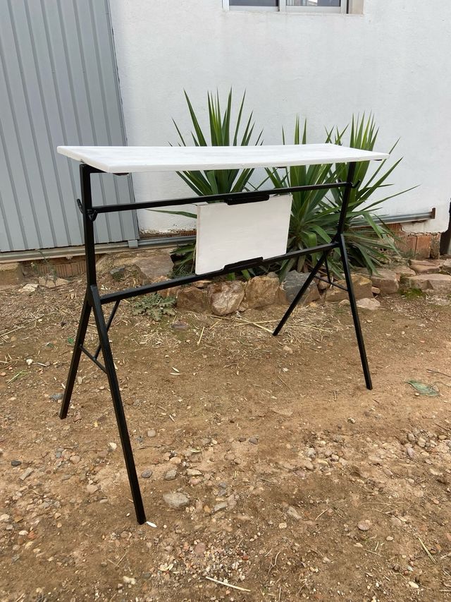 Mesas altas metálicas y de madera