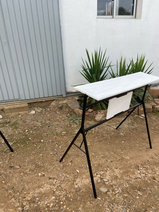 Mesas altas metálicas y de madera