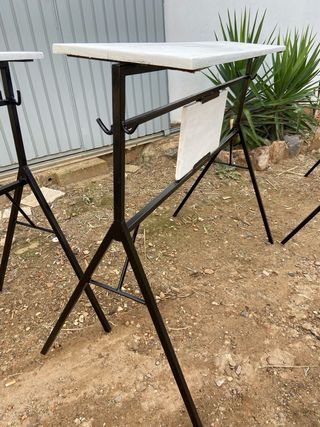 Mesas altas metálicas y de madera