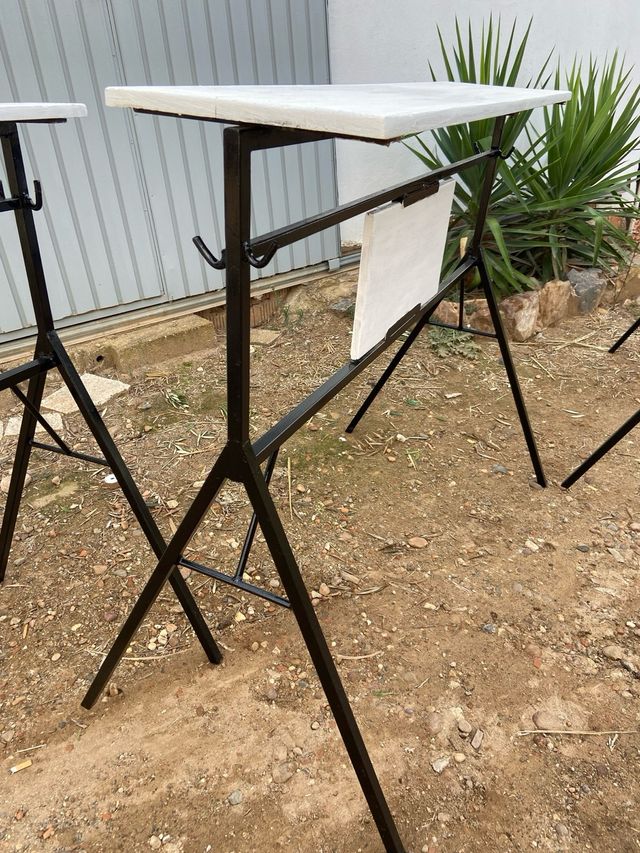 Mesas altas metálicas y de madera