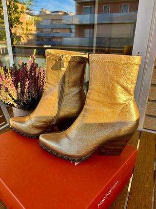 Botines camperos dorados con tachas