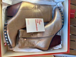 Botines camperos dorados con tachas