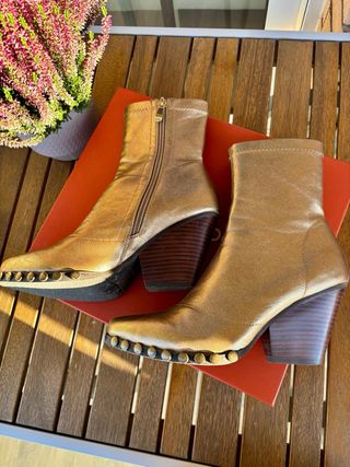 Botines camperos dorados con tachas