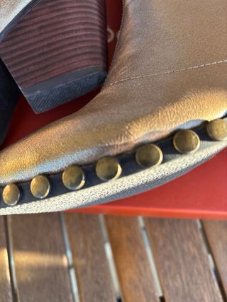 Botines camperos dorados con tachas