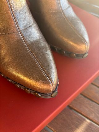 Botines camperos dorados con tachas