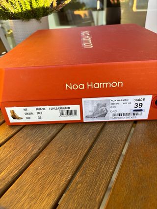 Botines camperos dorados con tachas