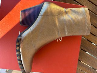 Botines camperos dorados con tachas