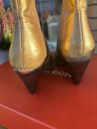 Botines camperos dorados con tachas