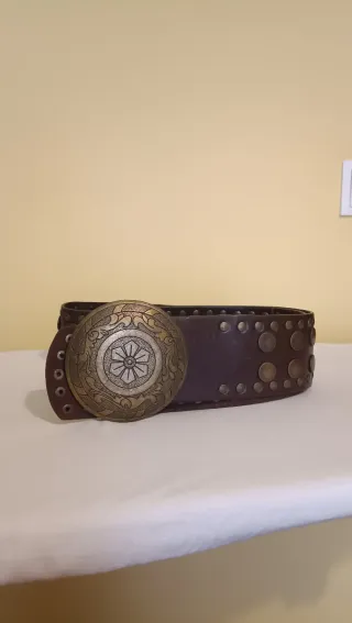 Cinturón ancho chocolate con tachuelas 