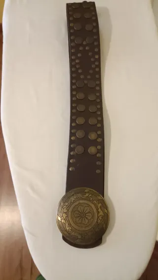 Cinturón ancho chocolate con tachuelas 