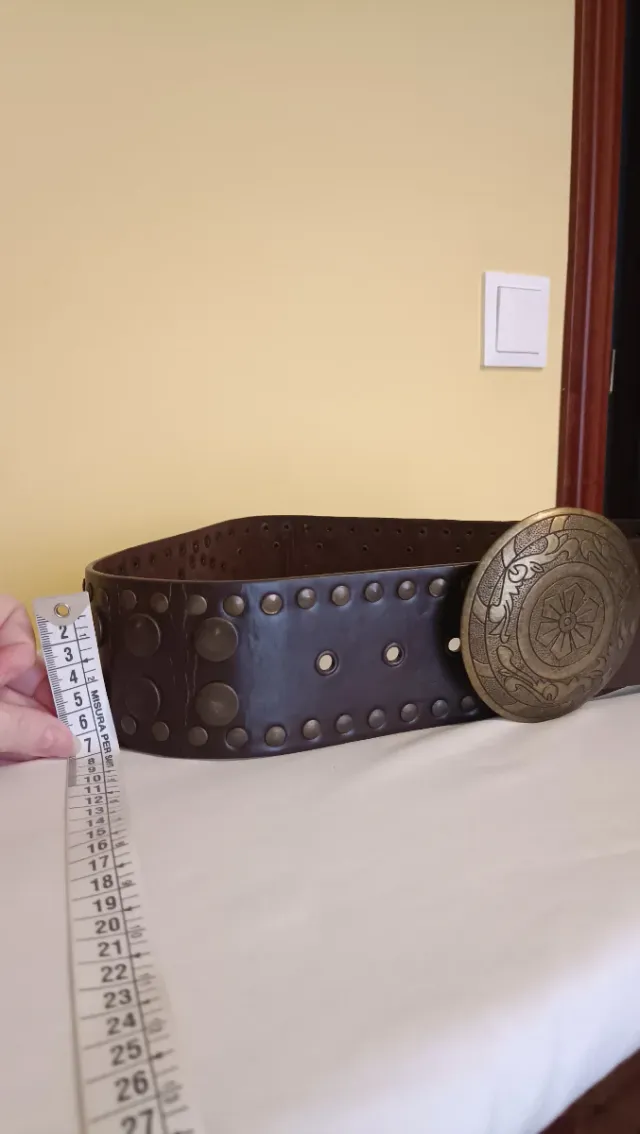 Cinturón ancho chocolate con tachuelas