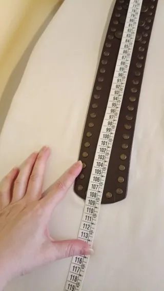 Cinturón ancho chocolate con tachuelas 