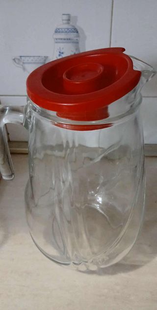 Caraffa in vetro con tappo rosso