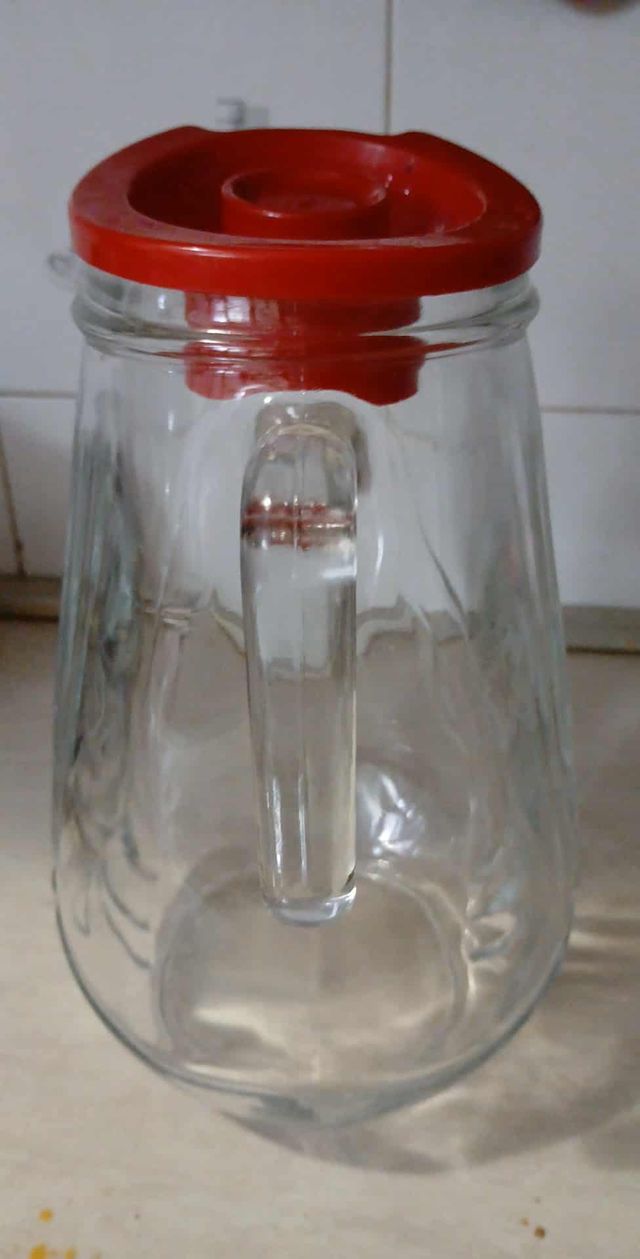 Caraffa in vetro con tappo rosso