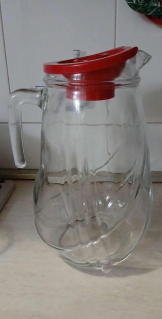 Caraffa in vetro con tappo rosso