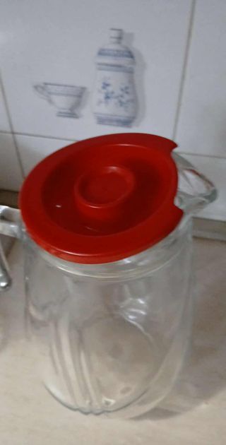 Caraffa in vetro con tappo rosso