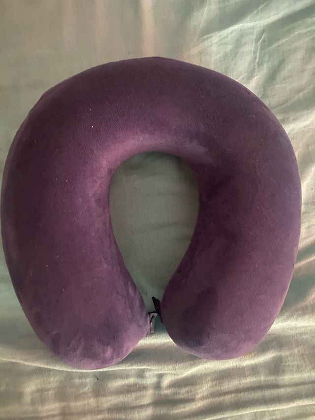 Almohada de viaje morada de forro polar