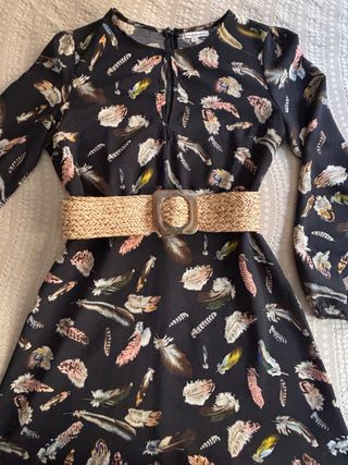 Vestido negro largo estampado plumas