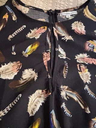 Vestido negro largo estampado plumas