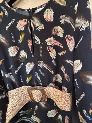 Vestido negro largo estampado plumas