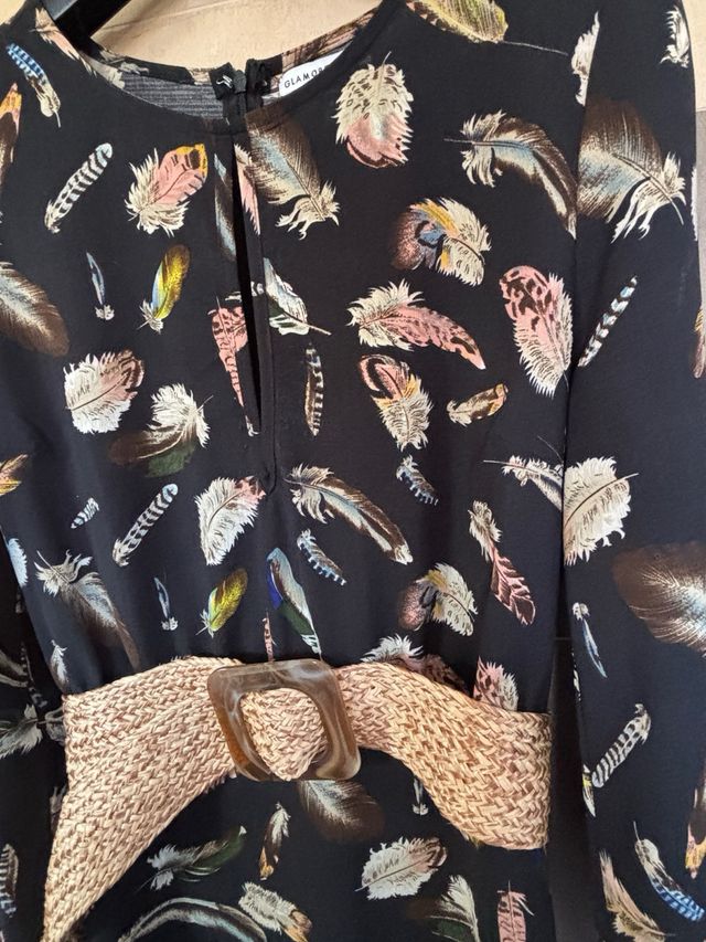 Vestido negro largo estampado plumas