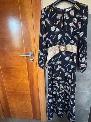 Vestido negro largo estampado plumas