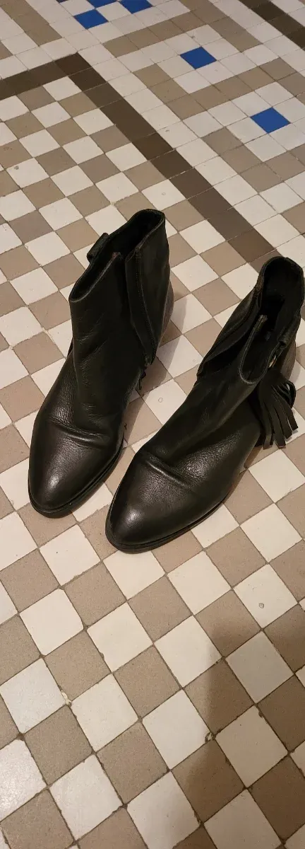 Botas negras con flecos