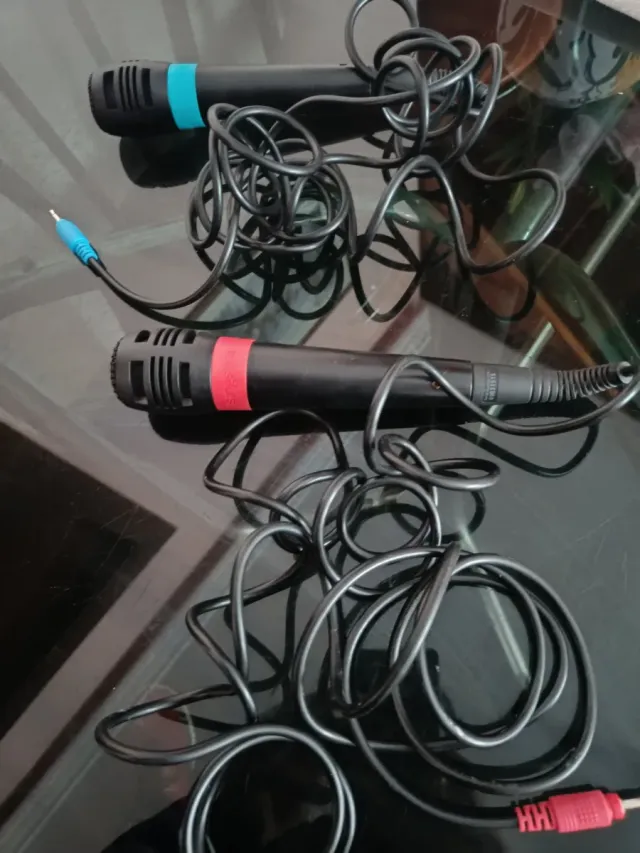 2 Micrófonos Negros con Cables 2 micrófonos play