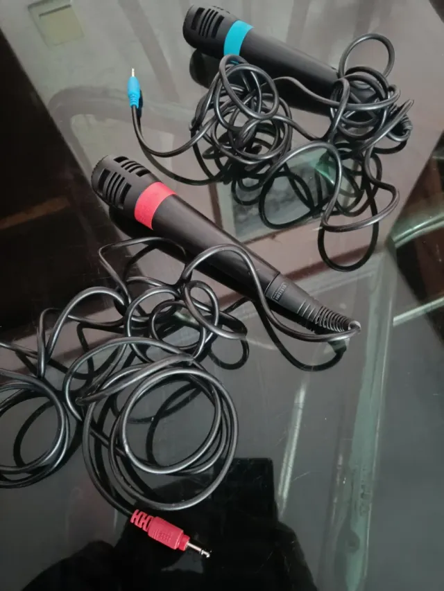 2 Micrófonos Negros con Cables 2 micrófonos play