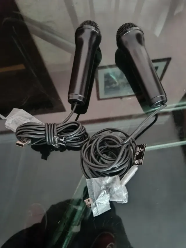 2 Micrófonos Negros con Cables 2 micrófonos play