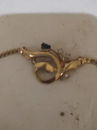 Cadena de oro con diseño floral y piedras