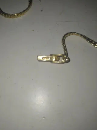 Cadena de oro con diseño floral y piedras