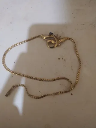 Cadena de oro con diseño floral y piedras