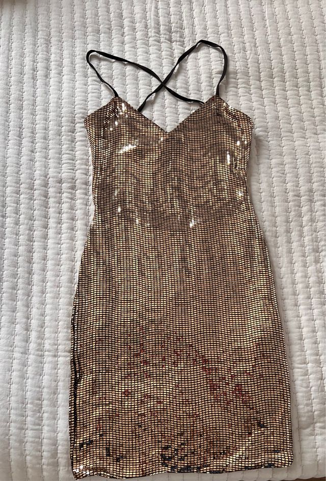 Vestido de fiesta dorado con detalles rojos