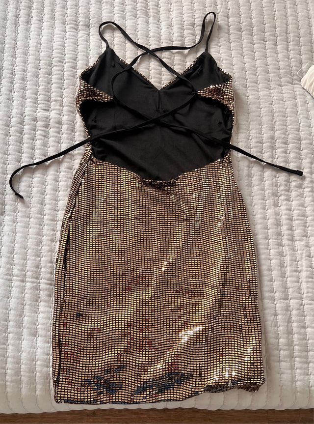 Vestido de fiesta dorado con detalles rojos