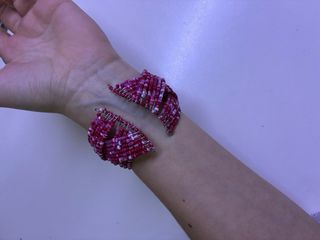 Braccialetto rigido perline rosa