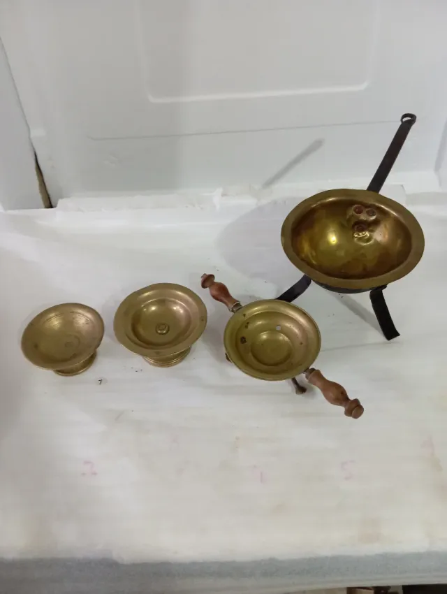 3 antichi bracieri e 1 mestolo in ottone