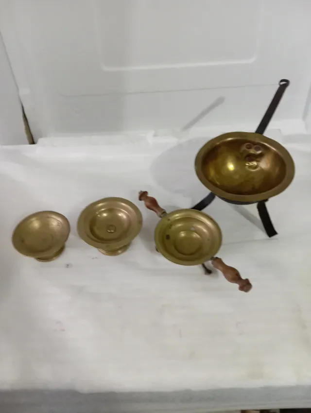 3 antichi bracieri e 1 mestolo in ottone