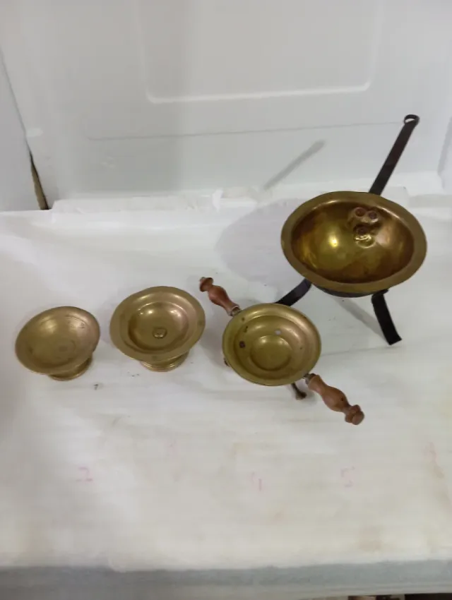 3 antichi bracieri e 1 mestolo in ottone