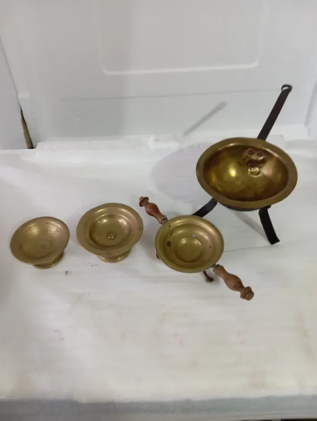 3 antichi bracieri e 1 mestolo in ottone