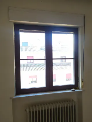 Ventanas abatibles aluminio burdeos