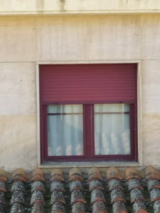 Ventanas abatibles aluminio burdeos