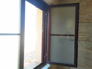 Ventanas abatibles aluminio burdeos