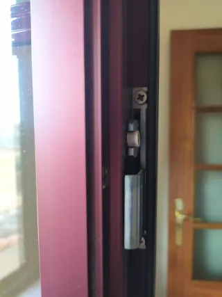 Ventanas abatibles aluminio burdeos