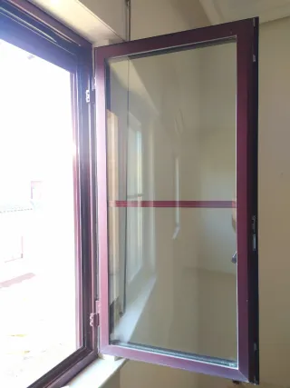 Ventanas abatibles aluminio burdeos