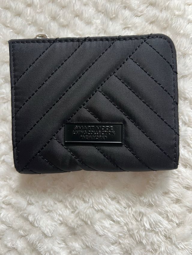 Monedero negro acolchado