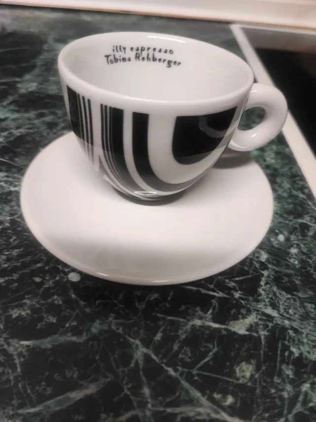 Taza de café Illy Tobias Rehberger y Almodóvar